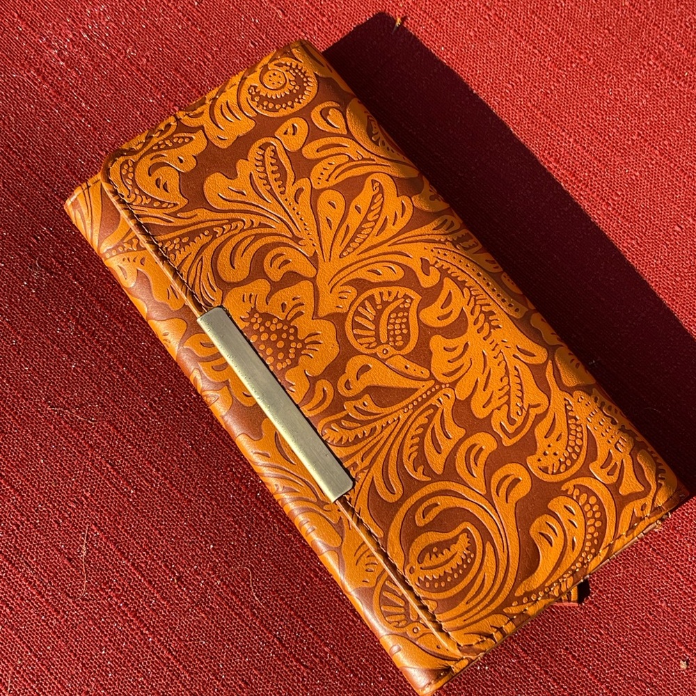 Imitation leather look Western design ladies wallet.